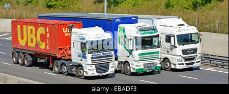 Drei LKW artikuliert LKW und Anhänger Überholmanöver auf vier Lane Autobahn beteiligt Stockfoto