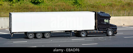 Saubere unmarkierte schwarz-weiß LKW und Anhänger auf Autobahn fahren Stockfoto