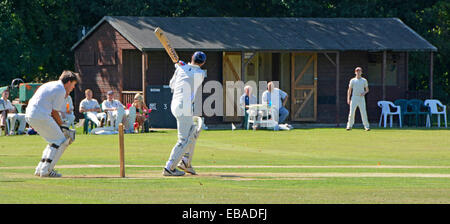 Nahaufnahme von Dorfanger Cricket-Match mit Schlagmann und Wicketwächter Stockfoto