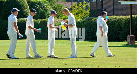 Quintessenz englischer Queue Szene Cricket-Spieler warten in der Schlange nehmen Erfrischungen in der grünen Spielpause des Dorfes am heißen Sommertag Essex England Großbritannien Stockfoto