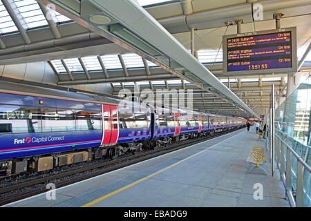 First Capital Connect Zug und den Bahnsteig an der neuen Plattformen, die auf dem bestehenden Blackfriars Brücke über die Themse London England England Stockfoto