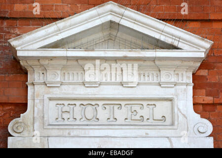 Das Wort Hotel in einem alten Steinhaus, Zeichen auf eine Mauer mit Vogel Abschreckungsmittel London England UK montiert geschnitzt Stockfoto