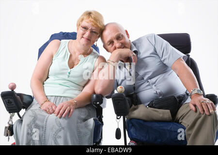 Behinderte paar schiefen zusammen und Lächeln, Stockfoto