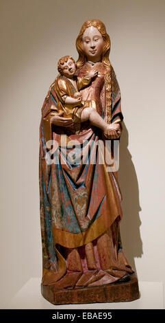 Gotische polychrome Holzschnitzerei der Jungfrau Maria mit Blattgold, die um 1500 von Meister Gil de Siloé in Burgos, Spanien, geschaffen wurde. Stockfoto