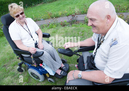 Behinderte paar sitzt in ihrem Garten zusammen, Stockfoto