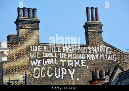 Slogan in Dachhöhe auf alte Gebäude Mauer gemalt und davon ausgegangen, dass Sie auf Eigenschaft hocke Shoreditch London England UK bezogen zu werden Stockfoto