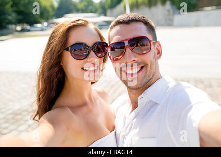 lächelnde paar Sonnenbrille Selfie machen Stockfoto