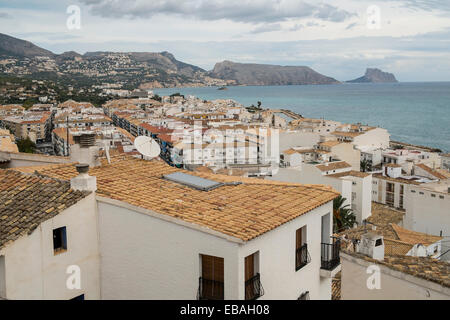 Ein Blick auf die Altstadt von Altea, Valencia, Spanien mit Blick auf Calpe. Stockfoto