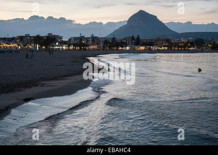 Ein Blick auf die imposante Montgo Berg mit dem Resort Stadt von Javea, Valencia, Spanien im Vordergrund. Stockfoto