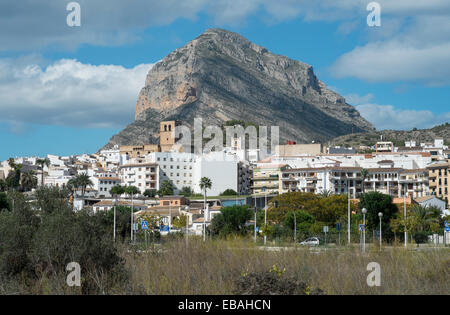 Ein Blick auf die imposante Montgo-Berg mit der Stadt von Javea, Valencia, Spanien im Vordergrund. Stockfoto