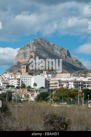 Ein Blick auf die imposante Montgo-Berg mit der Stadt von Javea, Valencia, Spanien im Vordergrund. Stockfoto