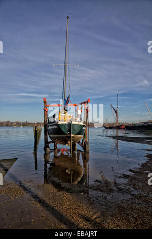 Segeln Kreuzer gehoben River Orwell für Winter, Pin Mill, Suffolk, UK Stockfoto