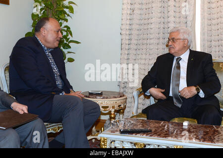 Kairo, Ägypten. 28. November 2014. Palestinian President Mahmoud Abbas (R), trifft sich mit ägyptischen Außenminister Sameh Shukri, in Kairo am 28. November 2014 Credit: Thaer Ganaim/APA Bilder/ZUMA Draht/Alamy Live News Stockfoto