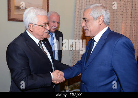 Kairo, Ägypten. 28. November 2014. Palestinian President Mahmoud Abbas (R), erfüllt mit algerischer Botschafter in Kairo Natheer al-Arabawi, in Kairo am 28. November 2014 Credit: Thaer Ganaim/APA Bilder/ZUMA Draht/Alamy Live News Stockfoto