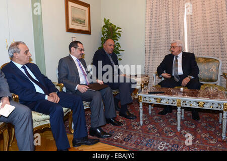 Kairo, Ägypten. 28. November 2014. Palestinian President Mahmoud Abbas (R), trifft sich mit ägyptischen Außenminister Sameh Shukri, in Kairo am 28. November 2014 Credit: Thaer Ganaim/APA Bilder/ZUMA Draht/Alamy Live News Stockfoto