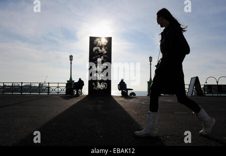 Brighton Sussex UK 28. November 2014 - Menschen aus genießen das schöne milde und sonnige Wetter auf Brighton Seafront heute durch die berühmte Statue der Wand Kiss The Kiss Wall zeigt sechs Paare küssen und entstand 1992 durch Künstler Bruce Williams Stockfoto