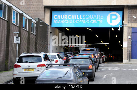 Brighton, Sussex UK parkt 28. November 2014 - Shopper-Warteschlange im Churchill Square Shopping Centre Auto bekommen heute, wie sie strömen um Schnäppchen am schwarzen Freitag kaufen Stockfoto