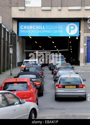 Brighton, Sussex UK 28. November 2014 - Shopper-Warteschlange in der Churchill Square Shopping Centre Auto zu parks heute wie sie strömen um Schnäppchen auf schwarzen Freitag Kredit kaufen: Simon Dack/Alamy Live News Stockfoto