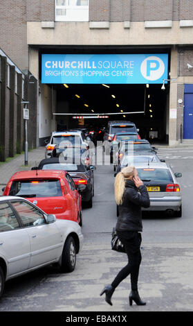 Brighton, Sussex UK parkt 28. November 2014 - Shopper-Warteschlange im Churchill Square Shopping Centre Auto bekommen heute, wie sie strömen um Schnäppchen am schwarzen Freitag kaufen Stockfoto