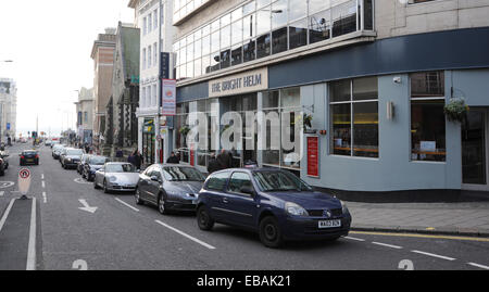 Brighton, Sussex UK 28. November 2014 - Shopper-Warteschlange in der Churchill Square Shopping Centre Auto zu parks heute wie sie strömen um Schnäppchen auf schwarzen Freitag Kredit kaufen: Simon Dack/Alamy Live News Stockfoto