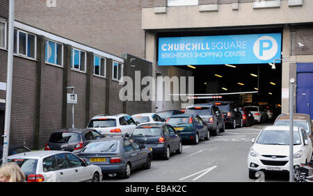 Brighton, Sussex UK parkt 28. November 2014 - Shopper-Warteschlange im Churchill Square Shopping Centre Auto bekommen heute, wie sie strömen um Schnäppchen am schwarzen Freitag kaufen Stockfoto