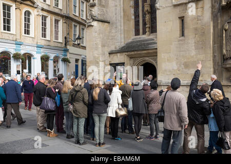 Reisegruppe außerhalb Bath Abbey Stockfoto