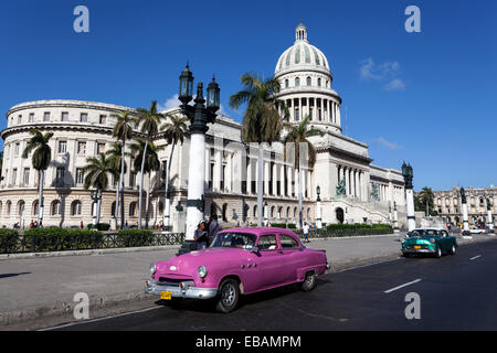 Oldtimer auf dem Prado vor dem Capitol, Havanna, Kuba Stockfoto