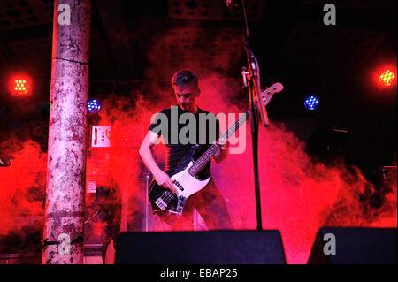 Glasgow, Schottland. 27. November 2014. Ehemalige Mitglieder des, dass Benzin Emotion reformiert als The Everlasting ja, Durchführung nur Konzert in Glasgow. Im Bild: Brendan Kelly Credit: Tony Clerkson/Alamy Live-Nachrichten Stockfoto