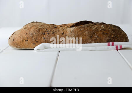 Traditionelles Brot über weißen Holztisch Stockfoto