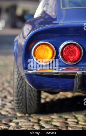 Emblem der historischen Marke Opel auf einem Oldtimer ...