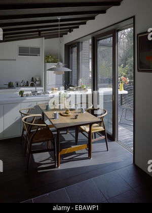 Moderne Küche und Esszimmer in einem japanischen Haus mit Blick auf eine Terrasse Stockfoto