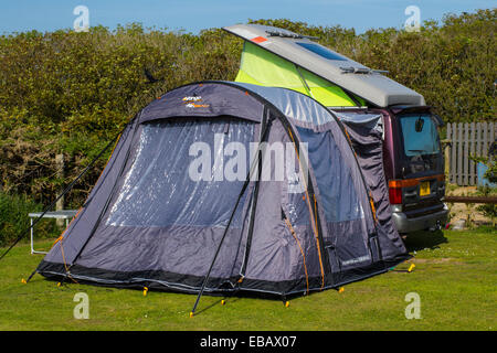 Ein Mazda Bongo-Wohnmobil mit Markise Vango Air Beam Stockfoto