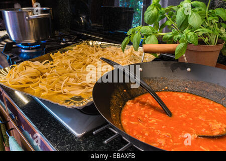 Bandnudeln oder Tagliatelle mit Sauce Bolognese Kochen bereit Stockfoto