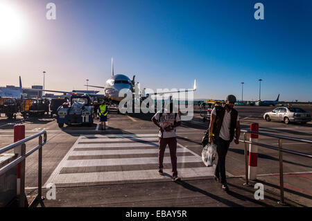 Passagiere aussteigen aus einem Ryanair-Flug am Flughafen Dublin Irland Stockfoto