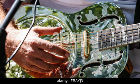 Nahaufnahme der Hand auf die Saiten einer Gitarre Stahl Leighton-Linslade Kanal Festival Stockfoto