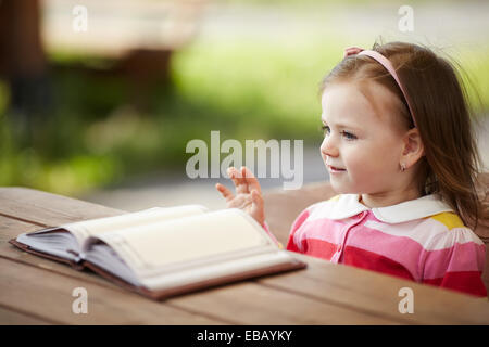 kleines Mädchen liest Buch Stockfoto