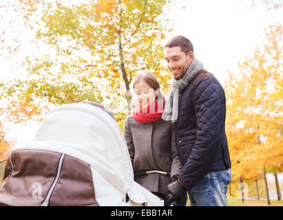 lächelnde paar mit Baby Kinderwagen im Herbst park Stockfoto