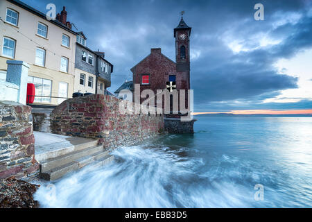 Flut an kümmert Tower am Kingsand auf der Rame-Halbinsel an der Küste von Cornwall Stockfoto