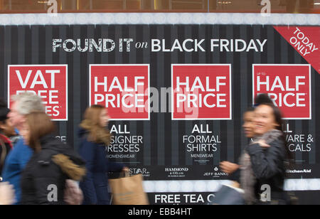 Schwarzer Freitag-Shopper, Oxford Street, London, England, UK. 28. November 2014. Bild zeigt frühe Käufer auf der Oxford Street zu versuchen und die frühen Schnäppchen beim schwarzen Freitag bekommen. © Jeff Gilbert/Alamy Live News Bildnachweis: Jeff Gilbert/Alamy Live-Nachrichten Stockfoto