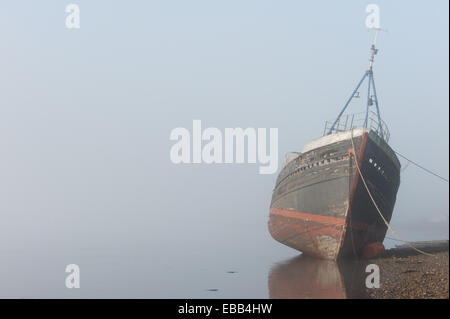 Loch Linnhe Schottland, Großbritannien. 28. November 2014. Die frühen Morgennebel hüllt die gestrandeten Fischerboot am Ufer des Loch Linnhe. Bildnachweis: Kenny Ferguson/Alamy Live-Nachrichten Stockfoto