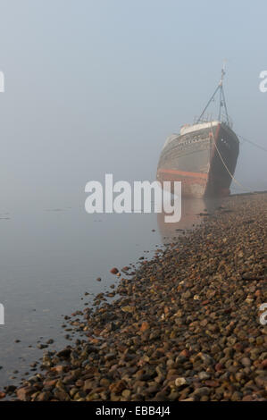 Loch Linnhe Schottland, Großbritannien. 28. November 2014. Die frühen Morgennebel hüllt die gestrandeten Fischerboot am Ufer des Loch Linnhe. Bildnachweis: Kenny Ferguson/Alamy Live-Nachrichten Stockfoto