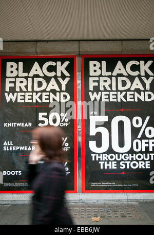 London, UK. 28. November 2014 - Black Friday Umsatz in London UK - große Zeichen auf Oxford Straße Credit: M.Sobreira/Alamy Live News Stockfoto