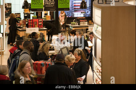 London, UK. 28. November 2014 - Black Friday Umsatz in London UK - Kunden strömen zu John Lewis auf Oxford Straße Kredit: M.Sobreira/Alamy Live News Stockfoto