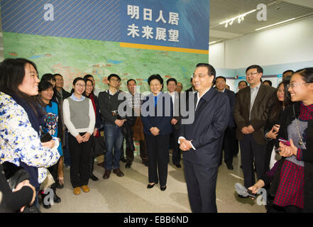 Peking, China. 27. November 2014. Der chinesische Ministerpräsident Li Keqiang besucht eine Ausstellung des Wohnhauses Technologie in Peking, Hauptstadt von China, 27. November 2014. © Xie Huanchi/Xinhua/Alamy Live-Nachrichten Stockfoto