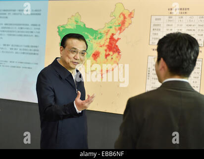 Peking, China. 27. November 2014. Der chinesische Ministerpräsident Li Keqiang(L) besucht eine Ausstellung des Wohnhauses Technologie in Peking, Hauptstadt von China, 27. November 2014. © Xie Huanchi/Xinhua/Alamy Live-Nachrichten Stockfoto