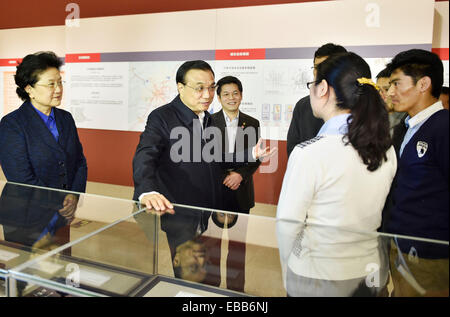 Peking, China. 27. November 2014. Der chinesische Ministerpräsident Li Keqiang(C) besucht eine Ausstellung des Wohnhauses Technologie in Peking, Hauptstadt von China, 27. November 2014. © Xie Huanchi/Xinhua/Alamy Live-Nachrichten Stockfoto