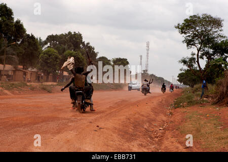 Anti-Balaka fährt ein Motorrad mit einem Gewehr, Innenstadt von Bangui, Zentralafrika Stockfoto