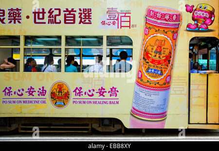 Hong Kong, Werbung Dekorationen auf die typischen Doppelstock-Straßenbahn noch in Betrieb im Zentrum Stadt Stockfoto