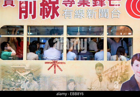 Hong Kong, Werbung Dekorationen auf die typischen Doppelstock-Straßenbahn noch in Betrieb im Zentrum Stadt Stockfoto