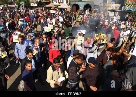 Kairo, Ägypten. 28. November 2014. Anhänger des gestürzten islamistischen Präsidenten Mohamed Morsi besuchen eine Demonstration in Kairos Al Matariyyah Bezirk, Ägypten, am 28. November 2014. Eine schwere Explosion wurde am Freitagnachmittag um Ramses Hilton Hotel in der Nähe von Tahrir-Platz in der Innenstadt von Kairo, hört wo eine pro-militärische Demonstration stattfand. Auf der anderen Seite wurden zwei Menschen bei Kairos Al Matariya Nachbarschaft Tote bei Zusammenstößen zwischen Polizisten und Demonstranten erschossen. Bildnachweis: Ahmed Gomaa/Xinhua/Alamy Live-Nachrichten Stockfoto